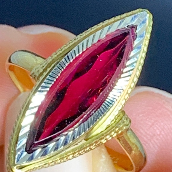 Beautiful Midcentury 18K Gold Ring with Ruby Colored Gemstone - Picture 3 of 17